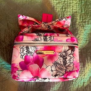 BETSEY JOHNSON LARGE BOW TRAINCASE